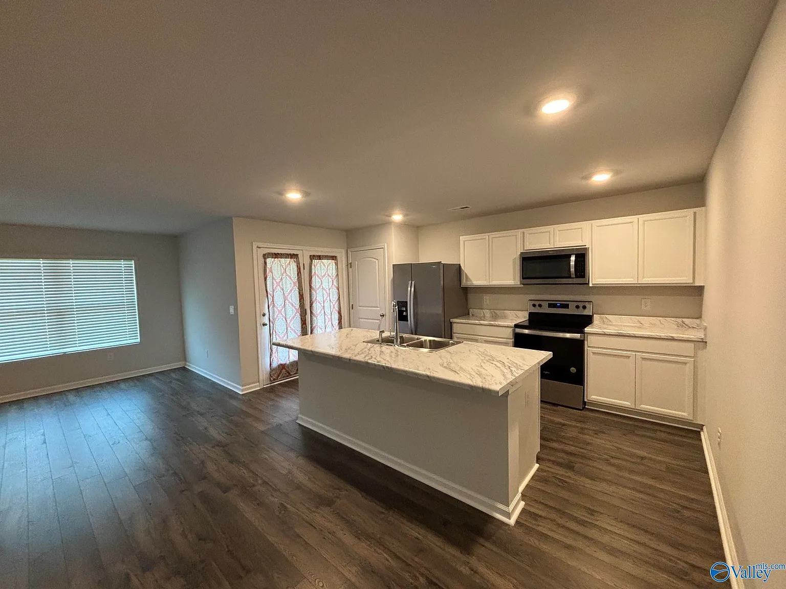 3 bed, 2.0 bath, 1537 sqft, $1,600 — Photo 3