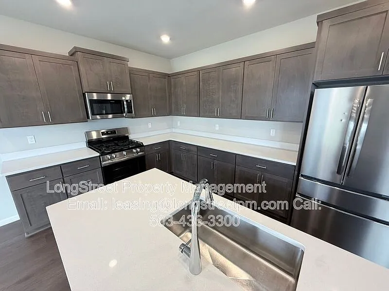 3 bed, 3.0 bath, 2071 sqft, $2,595 — Photo 4