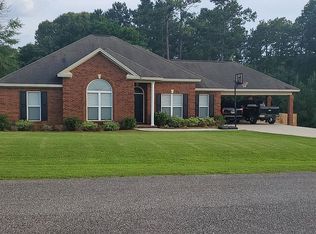 1721 Honeysuckle Ridge Dr, Deatsville, AL 36022