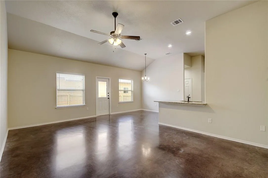 3 bed, 2.0 bath, 1372 sqft, $1,800 — Photo 4