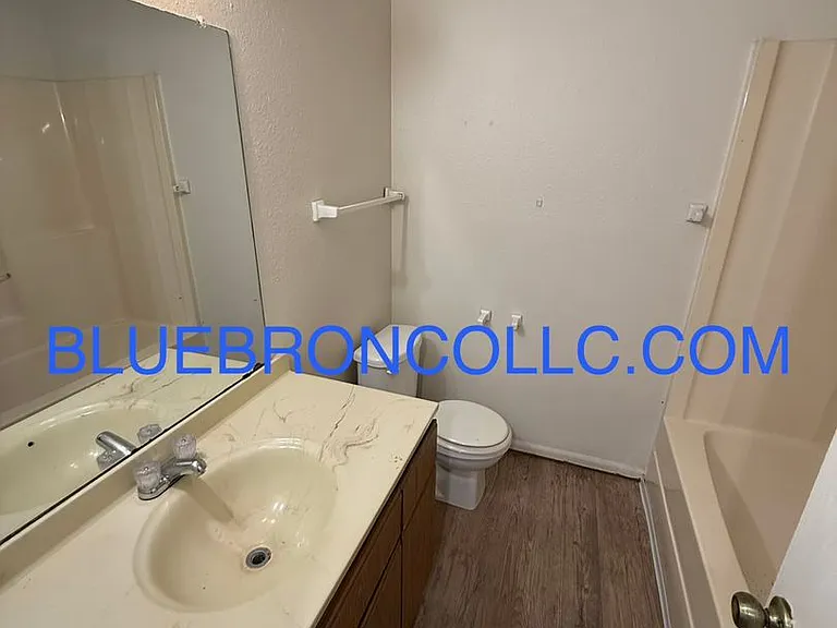 Updated 2-Bedroom Apartment in Raytown — Photo 5