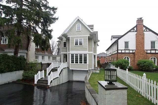 631 Ridge Rd photo 1