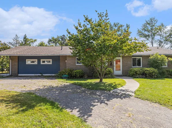 2160 Newport Ct, Wolverine Lake, MI 48390