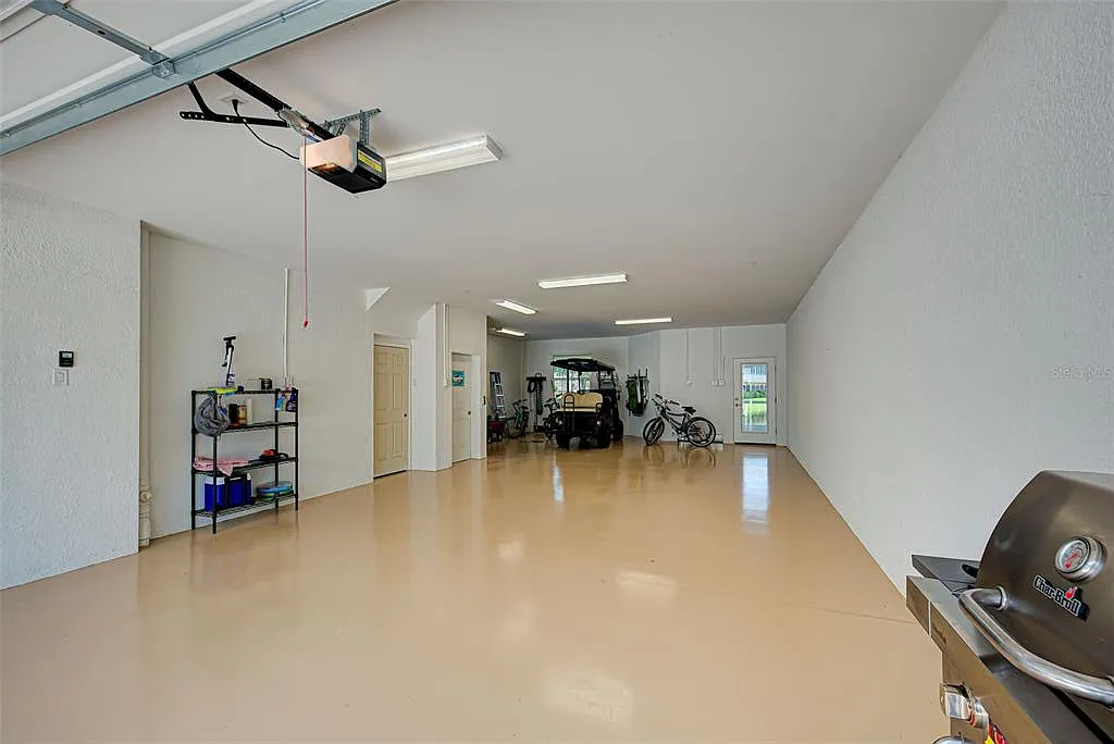 3 bed, 3.0 bath, 2416 sqft, $6,900 — Photo 3