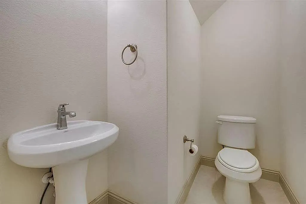 3 bed, 2.5 bath, 2262 sqft, $3,000 — Photo 3