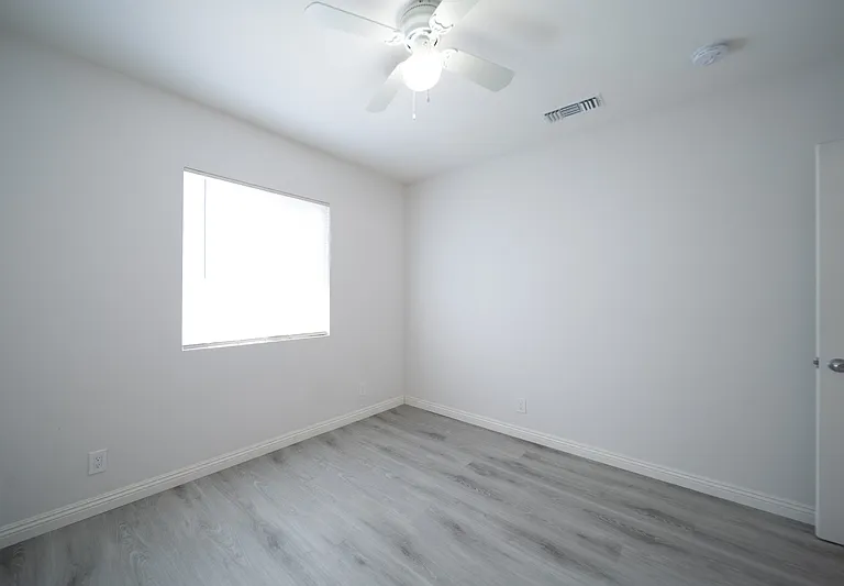 120 E Shady Grove Dr — Photo 18