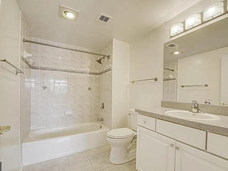 7111 Woodmont Ave #209 — Photo 8