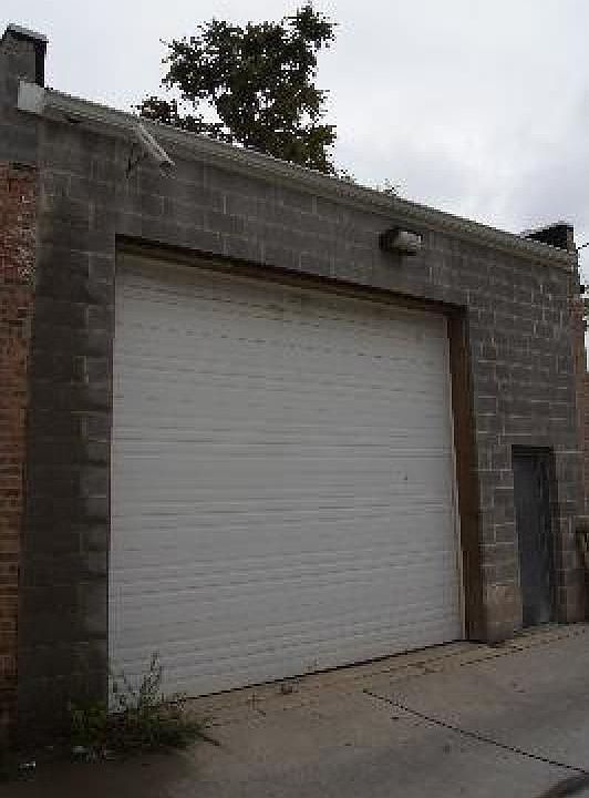 2nd image of 912 Saint Charles Rd