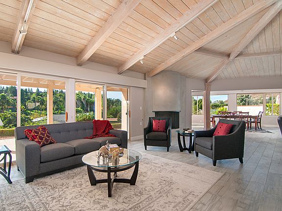 Great rm, panoramic view