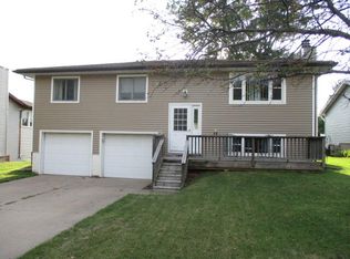 2710 Surrey Ct, Muscatine, IA 52761