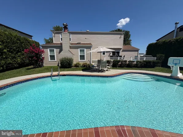 1527 Barnswallow Dr, Bensalem, PA 19020