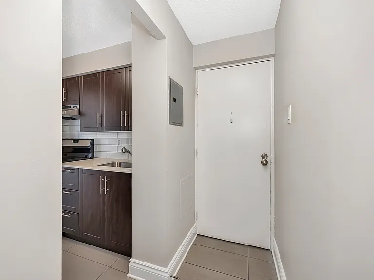 215 Clarence St — Photo 36
