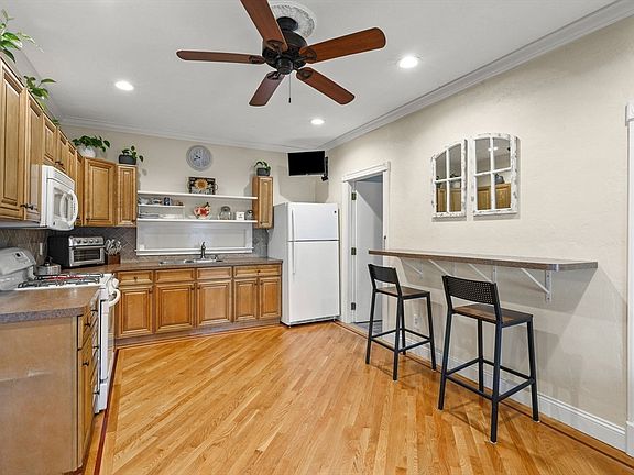 4th image of 39 Gold St