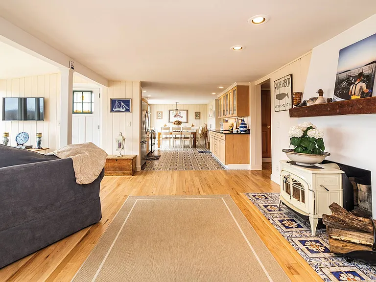 31 Pine Neck Ave — Photo 8