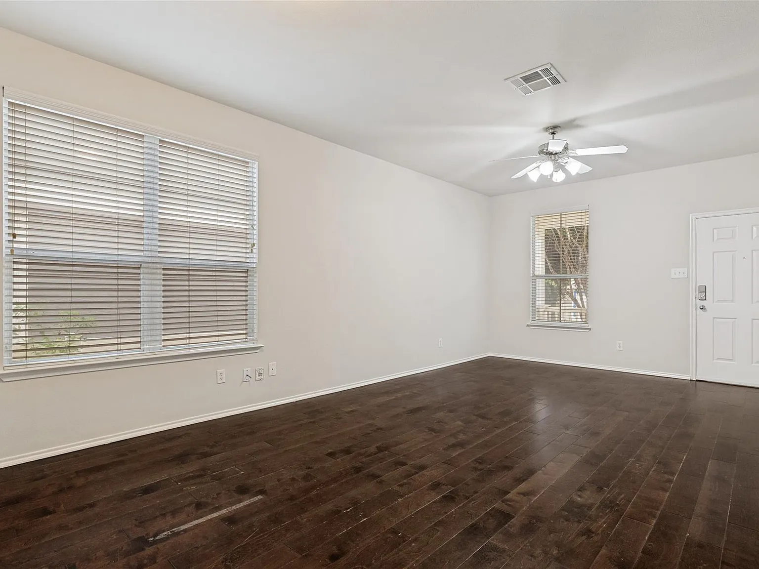 3 bed, 2.5 bath, 1676 sqft, $1,595 — Photo 1