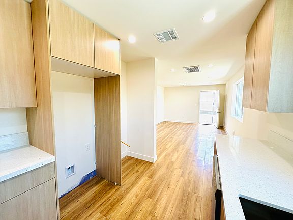 3rd image of 11104 Oxnard St #11106