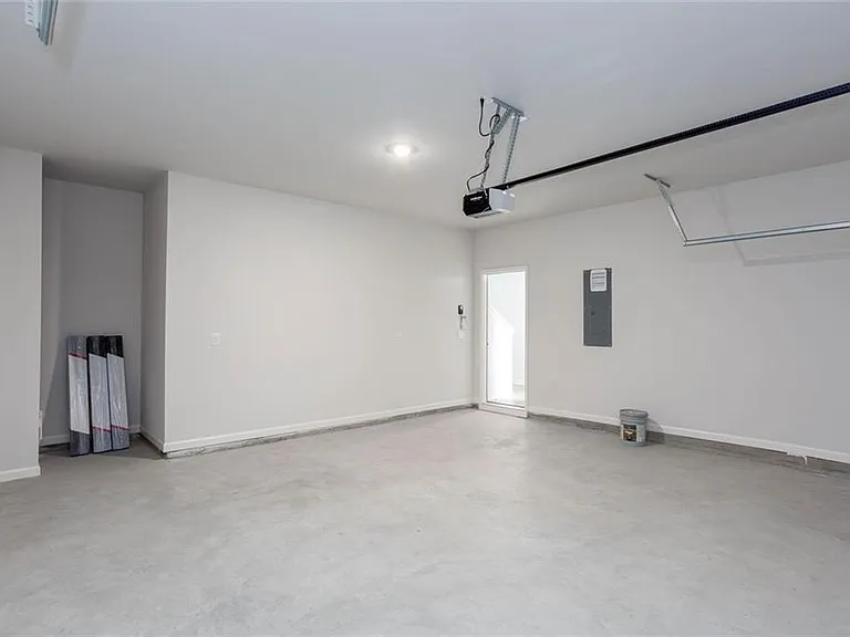 131 Landsdowne Way — Photo 47