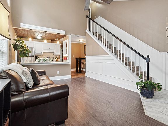 5th image of 309 Whetherbine Way E