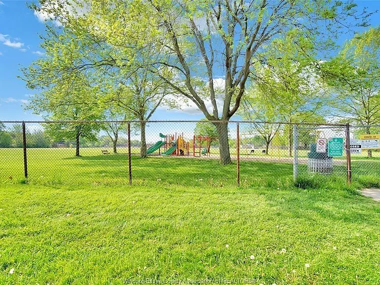 5468 Lassaline Ave — Photo 20