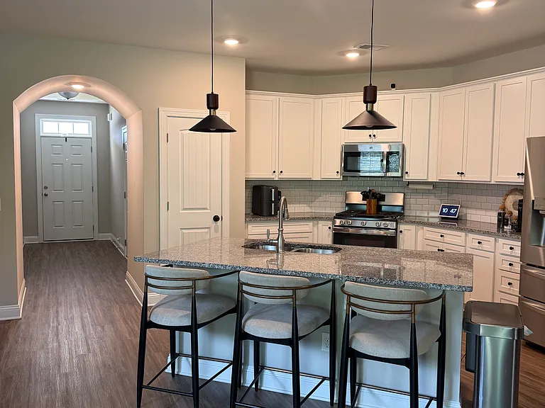 306 Clarendon Ct — Photo 9