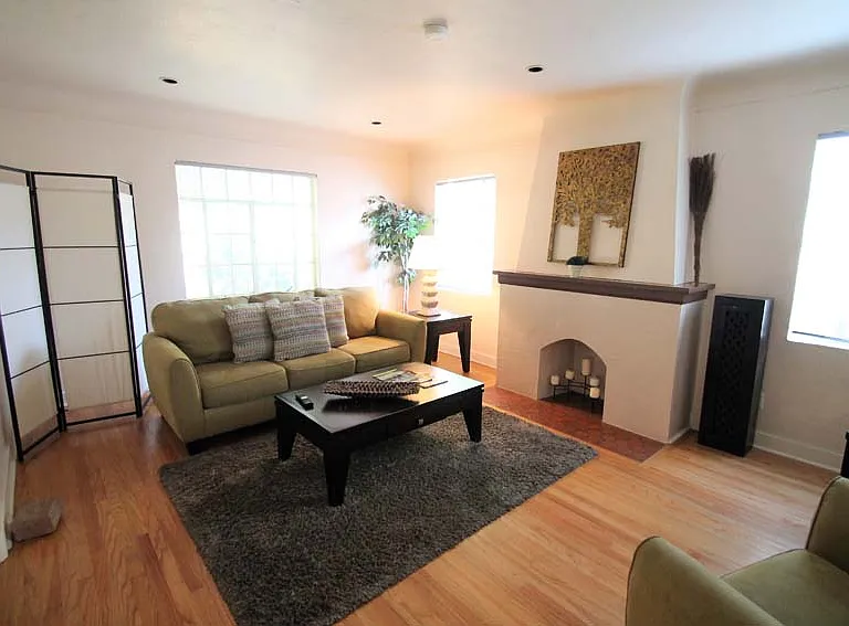 500 Amherst Dr NE — Photo 2