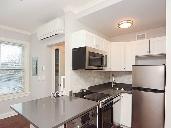 3rd image of 640 W Wrightwood Ave APT 416