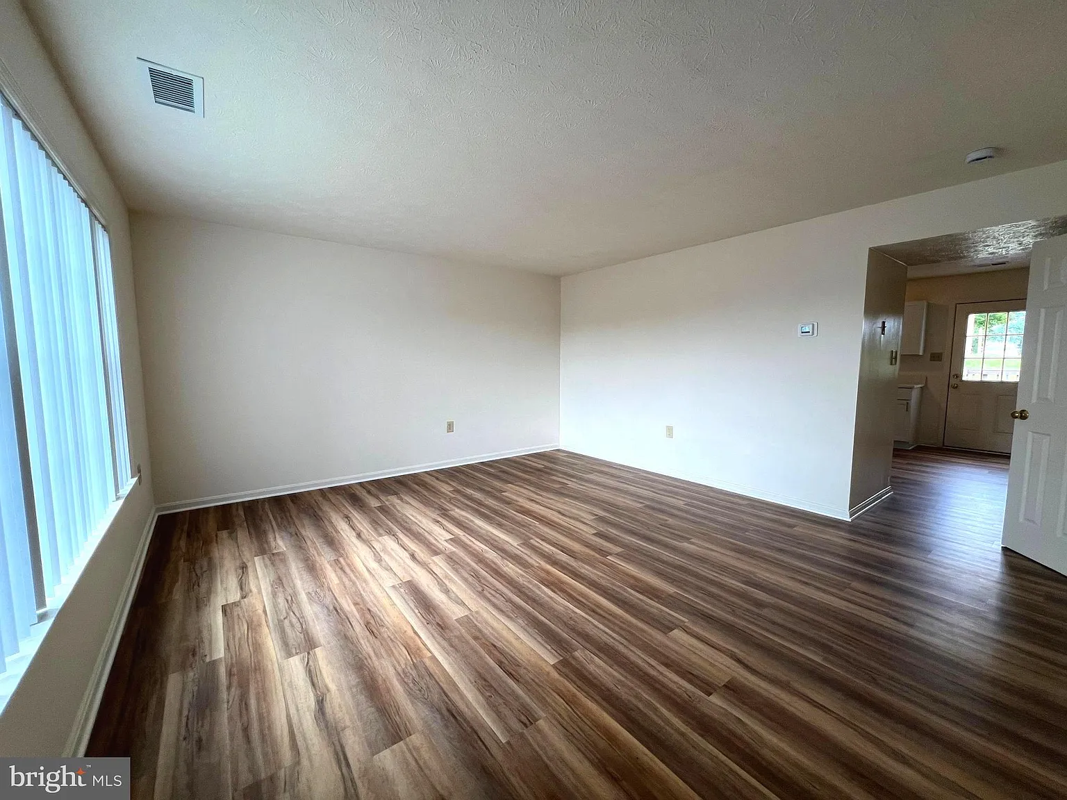 3 bed, 1.5 bath, 1200 sqft, $1,800 — Photo 2