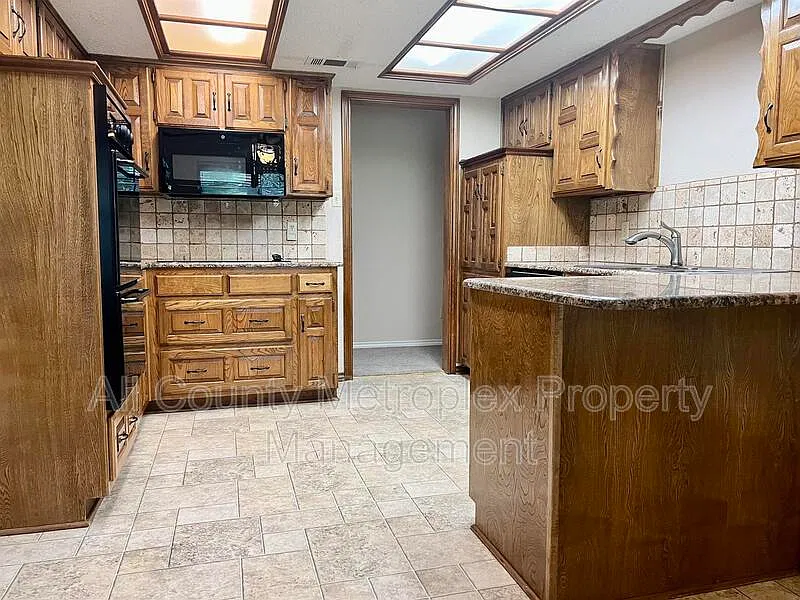 3 bed, 2.0 bath, 1862 sqft, $2,400 — Photo 4