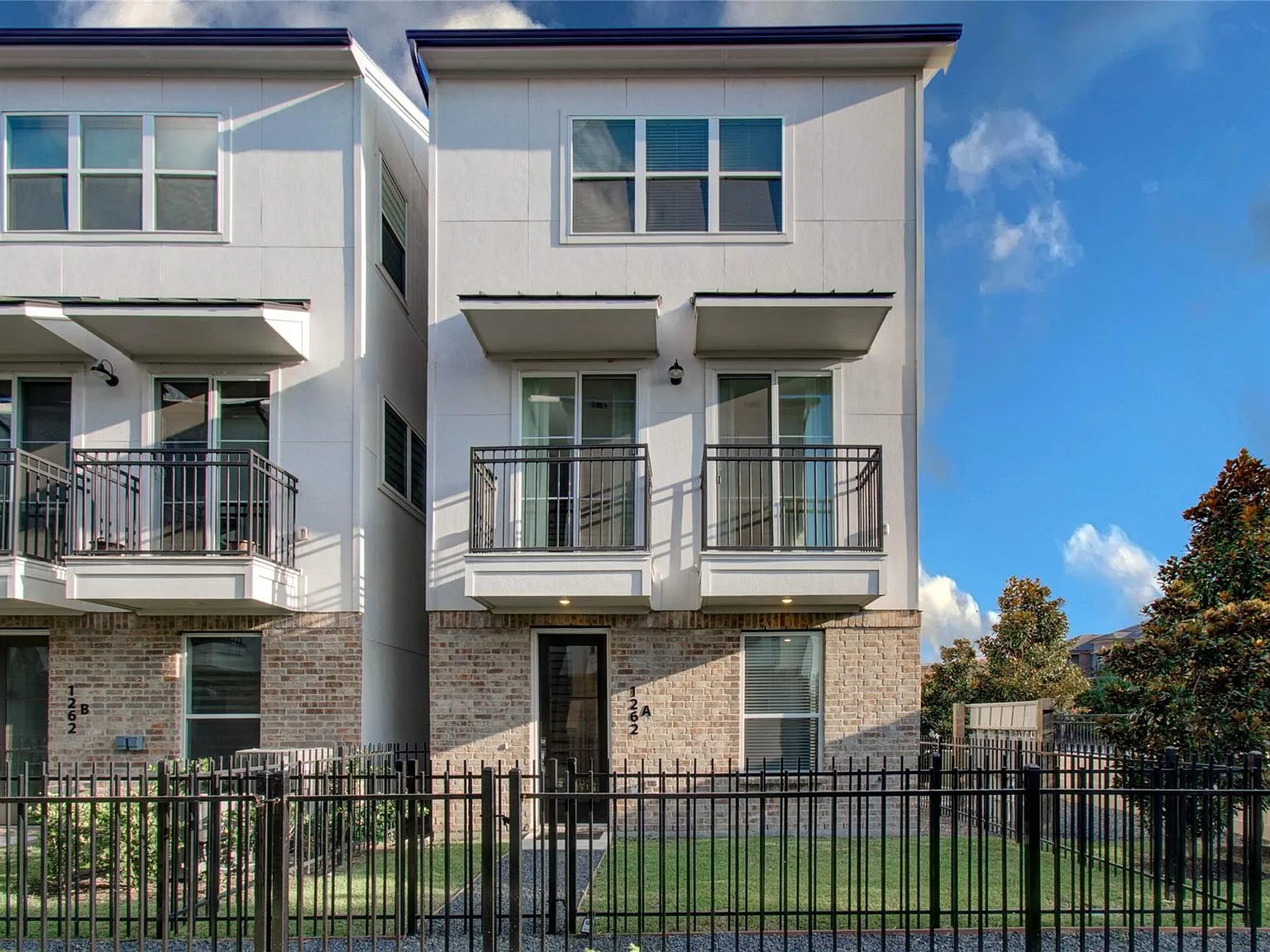 3 bed, 3.5 bath, 2100 sqft, $3,500 — Photo 2