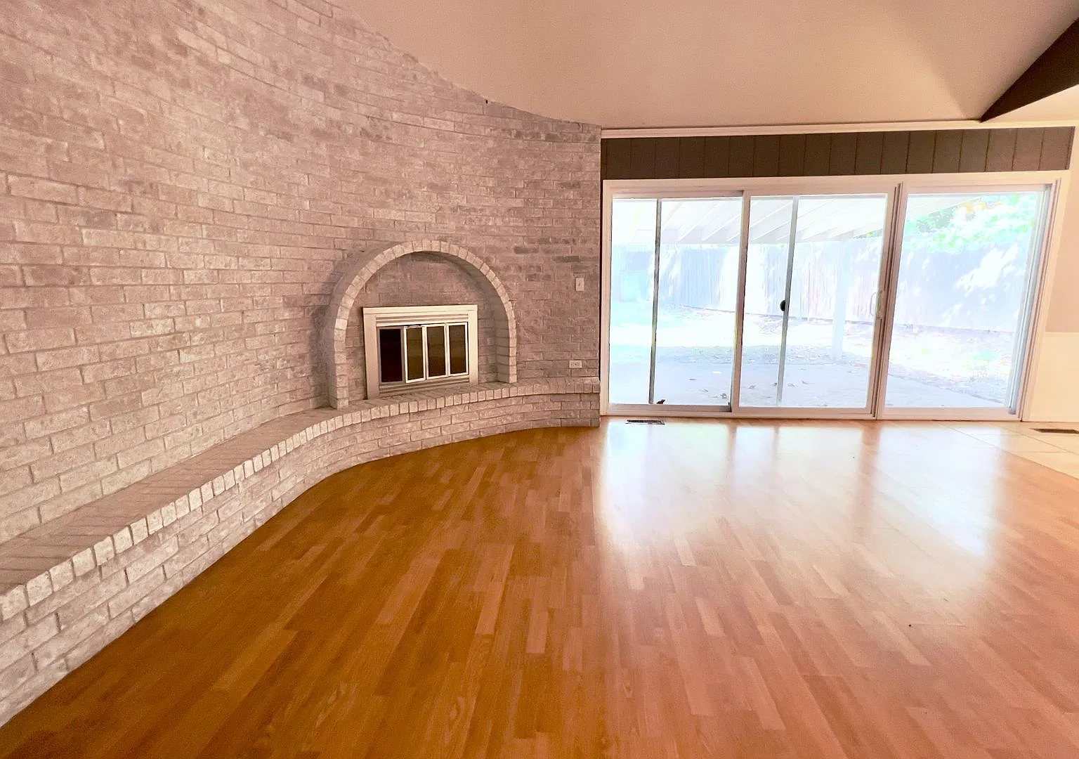 Large 3 Bedroom 2 Bath Home for Rent. — Photo 4