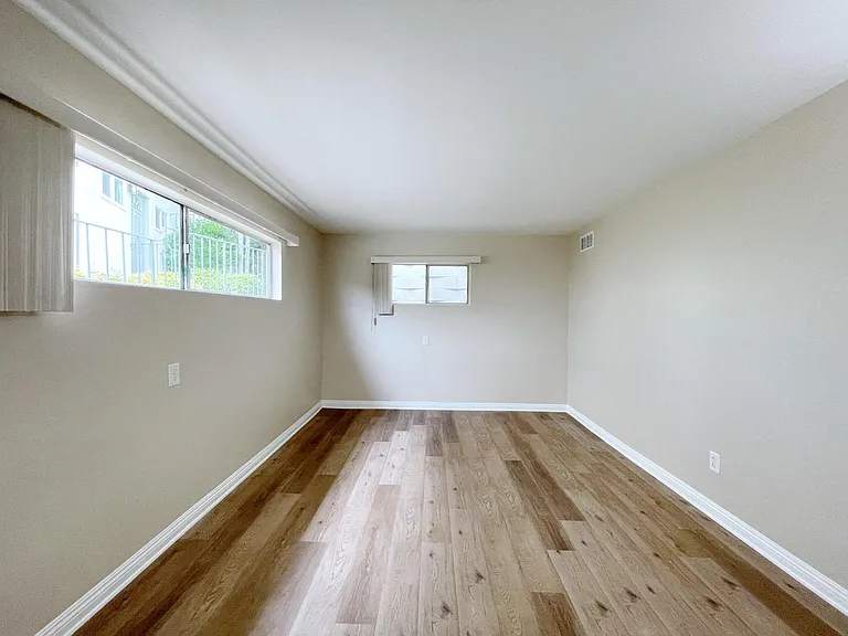 2851 Montrose Ave — Photo 14