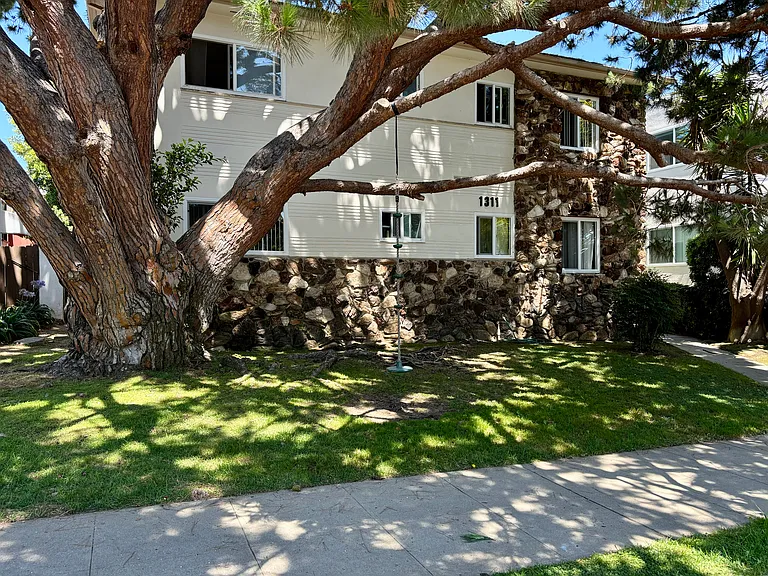 1311 Berkeley St — Photo 9