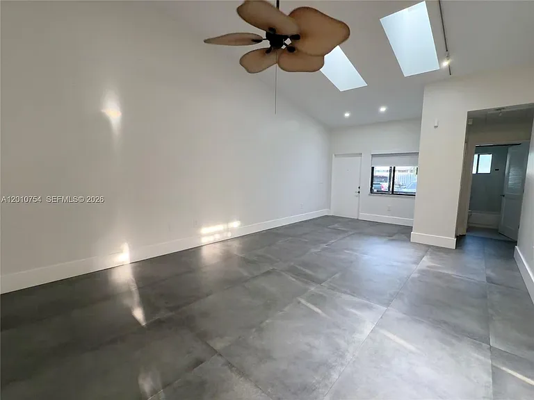 1533 Gabriel St — Photo 5
