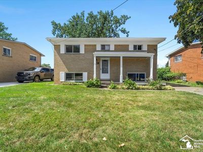 30016 Young Dr, Gibraltar, MI, 48173