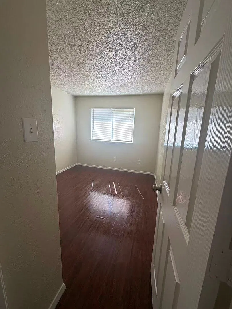 Beautiful 4 Bedroom 2 Bathroom in Garland! — Photo 3