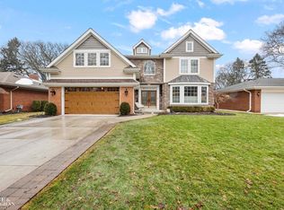 680 Pear Tree Ln, Grosse Pointe Woods, MI 48236