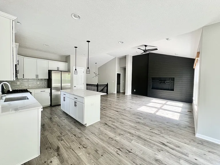 1355 Tiburon Dr — Photo 4