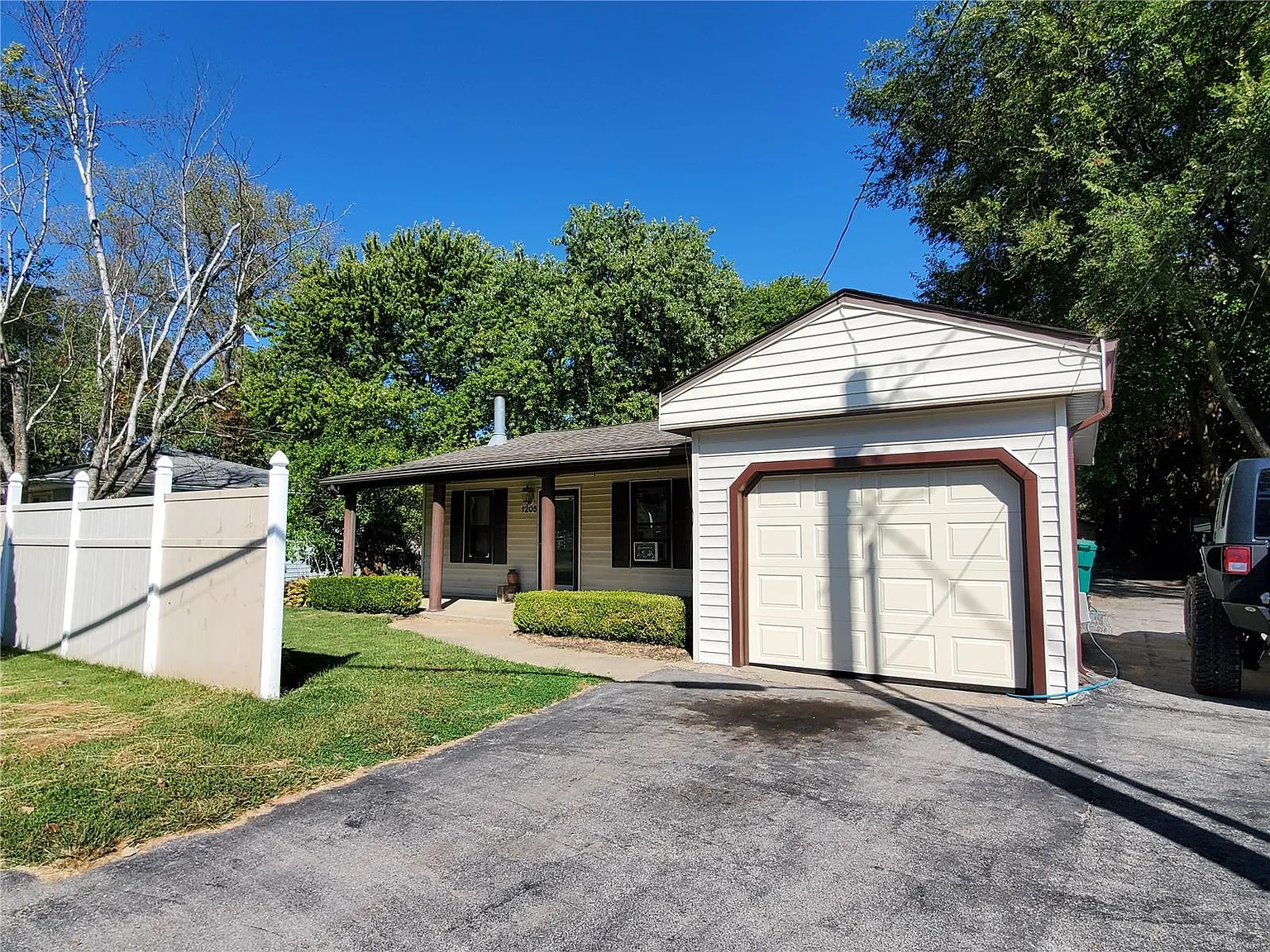 1205 Hollywood Heights Rd photo 1