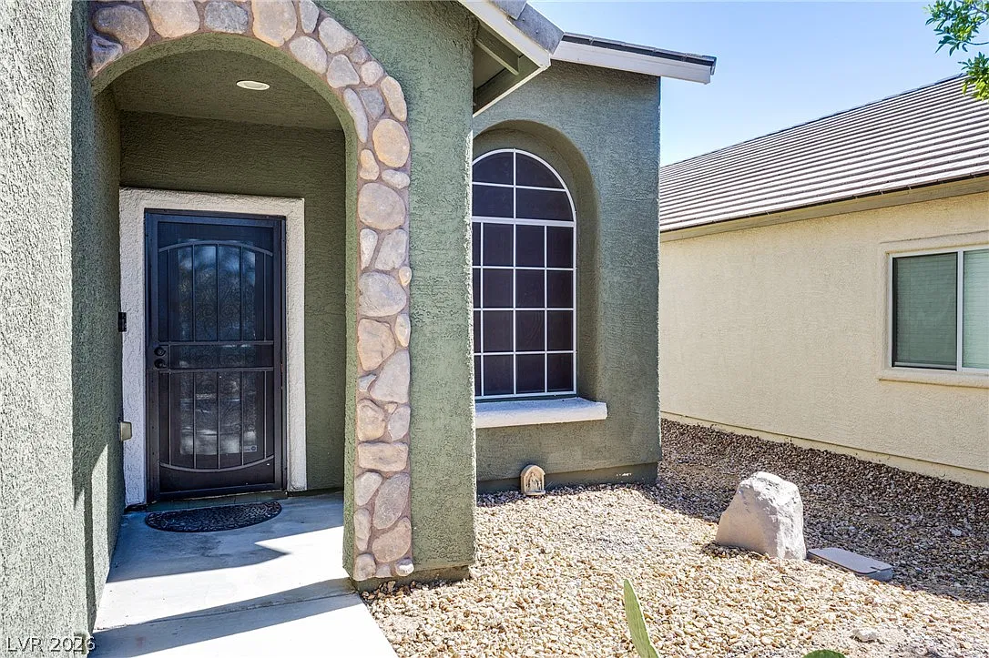 4 bed, 3.0 bath, 2061 sqft, $2,215 — Photo 3
