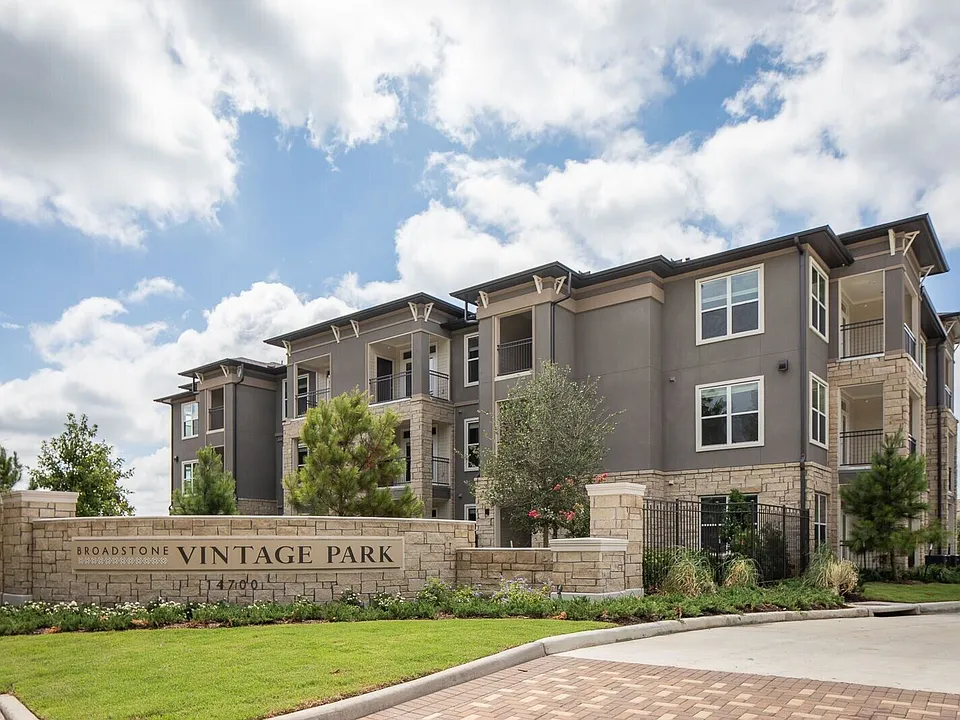 Broadstone Vintage Park apartments community photo