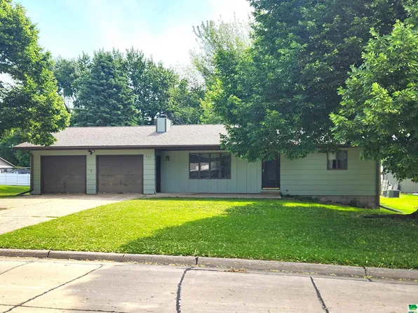 607 Louisiana Ave SW, Orange City, IA 51041