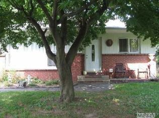 21 Covington St, Huntington Station, NY 11746