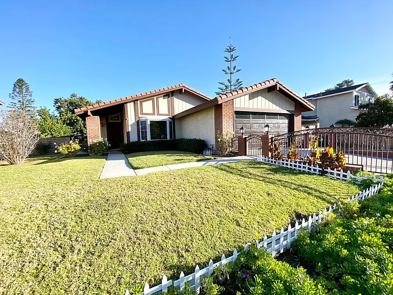 23527 Gold Nugget Ave — Photo 2