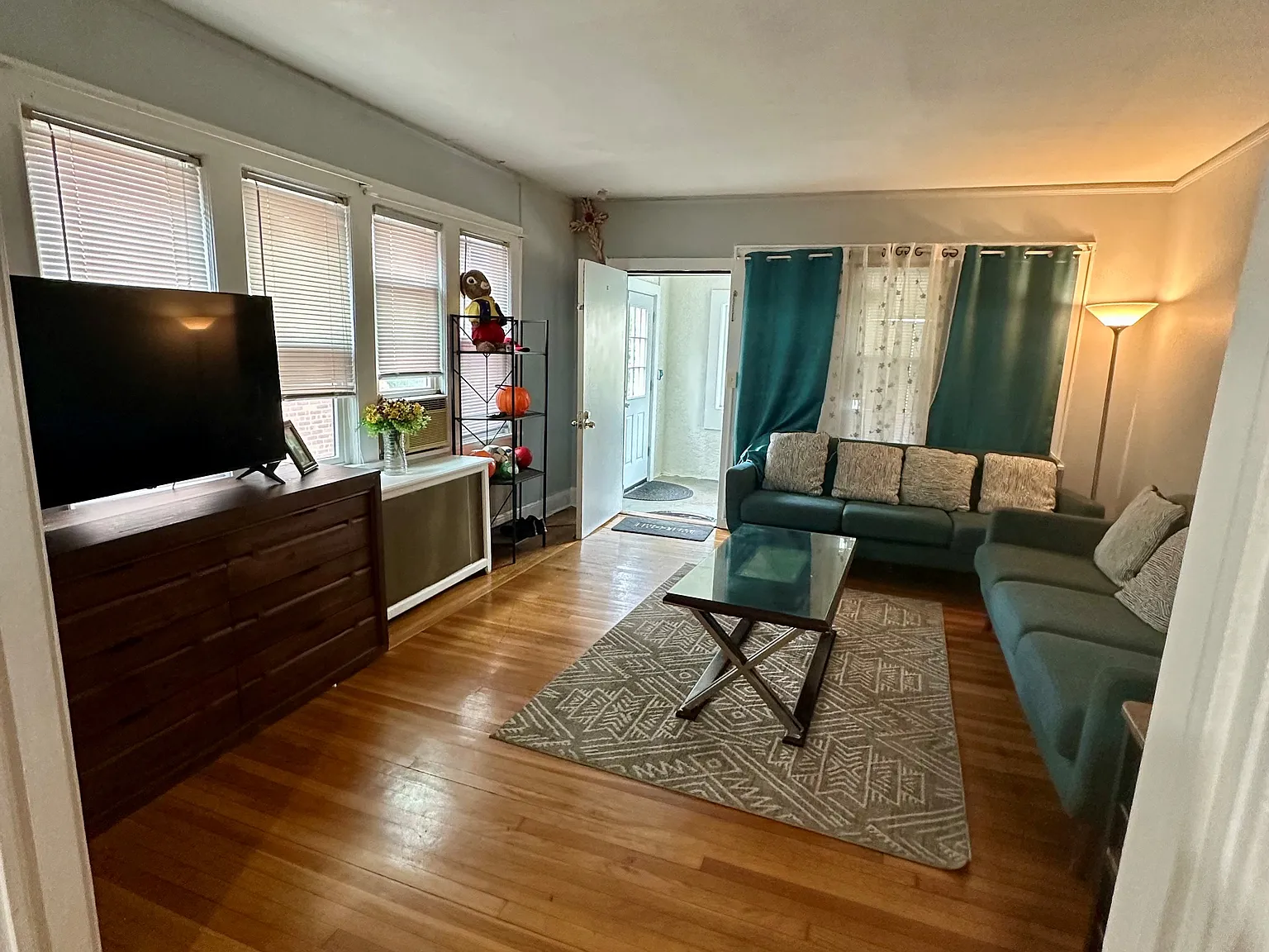 3 bed, 1300 sqft, $3,250 — Photo 2