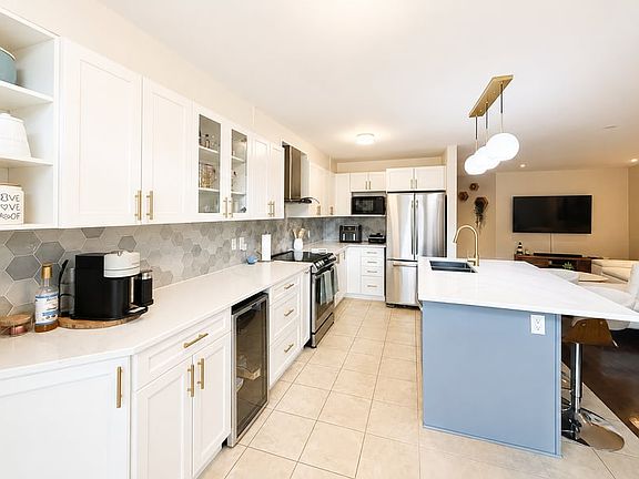 3rd image of 264 Trailsedge Way