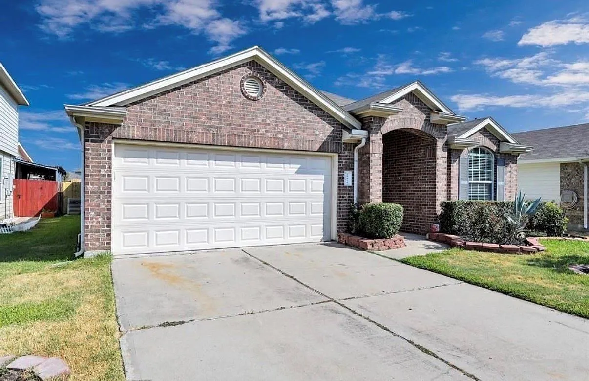3 bed, 2.0 bath, 1790 sqft, $2,200 — Photo 2