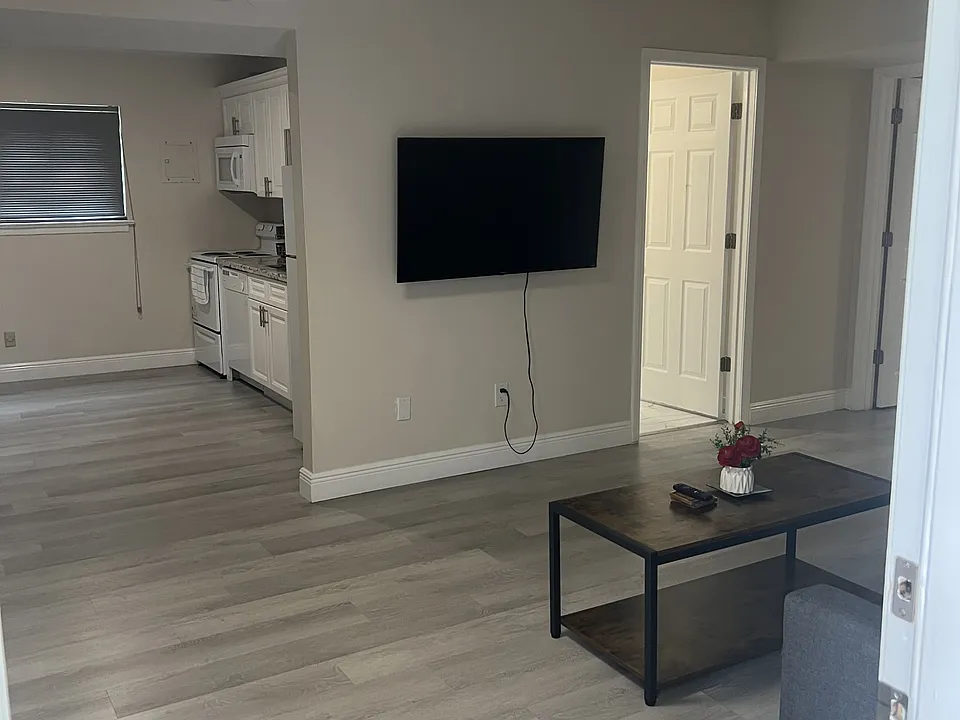 139 McDonnell Ave #8