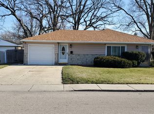 9 Evergreen Ln, Carpentersville, IL