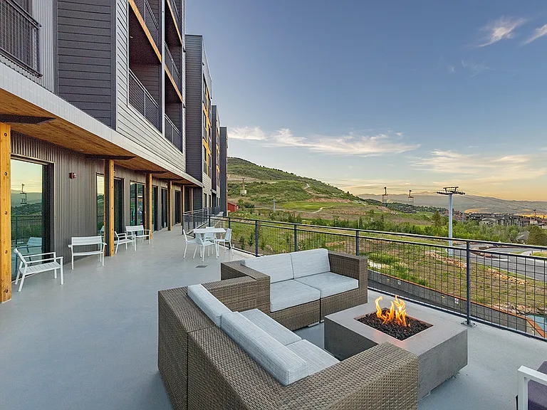 __ Outdoor lounge with golf course view
__ Relax in the stylish outdoor lounge with a stunning view of the golf course. A perfect spot to unwind, enjoy the fresh air, and take in the serene surroundings after a day of outdoor activities.