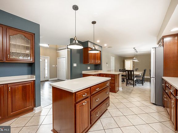 5th image of 17 Somerset Dr